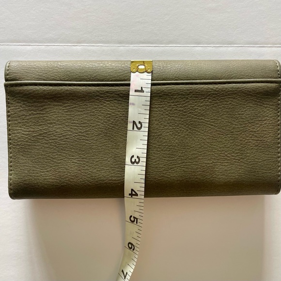 Universal Thread Wallet.Never used. Small Flaw from storage.See pics 4 flaw/meas - Picture 6 of 9